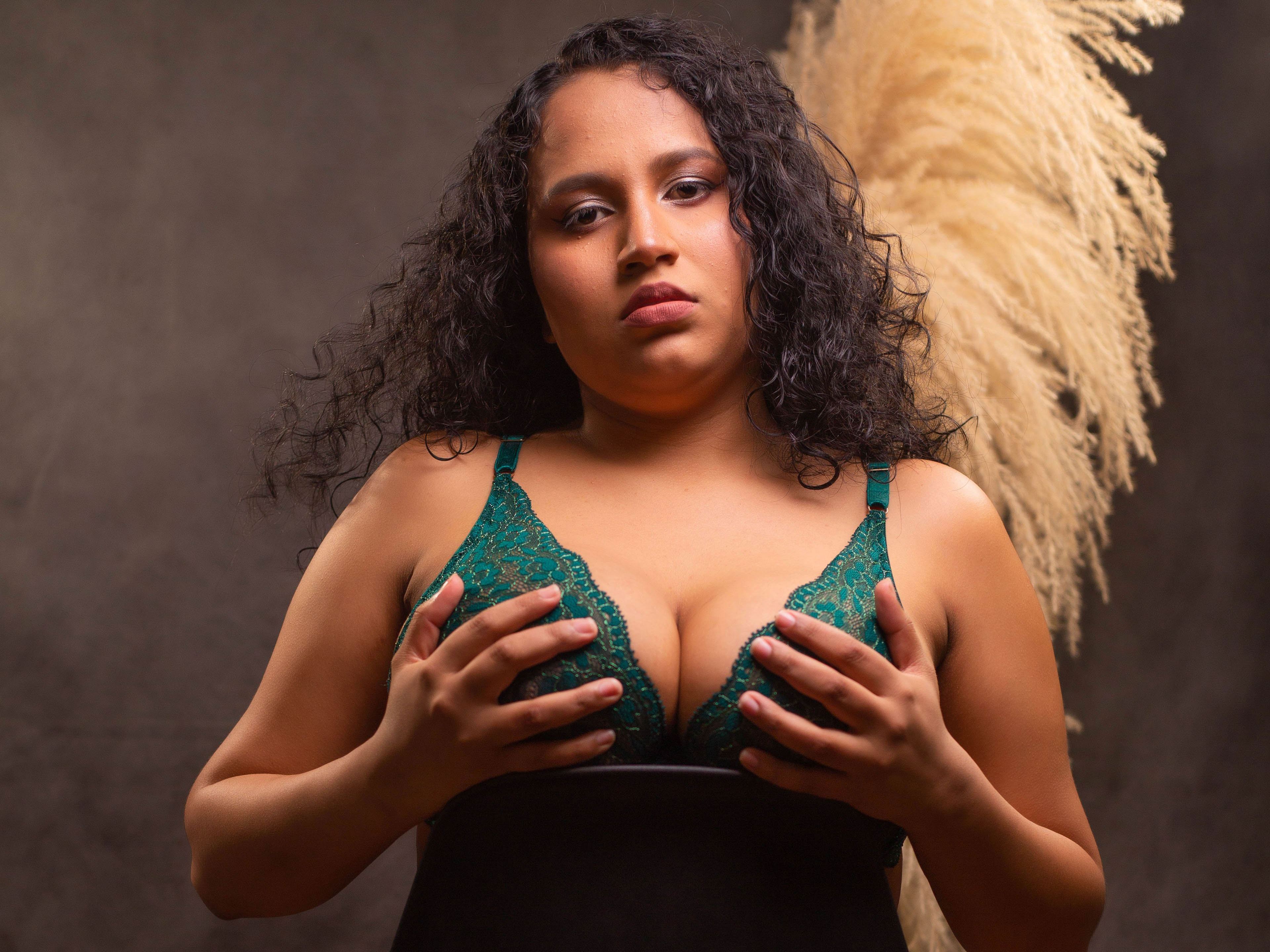 Image de profil du modèle de webcam LenaBigboobs