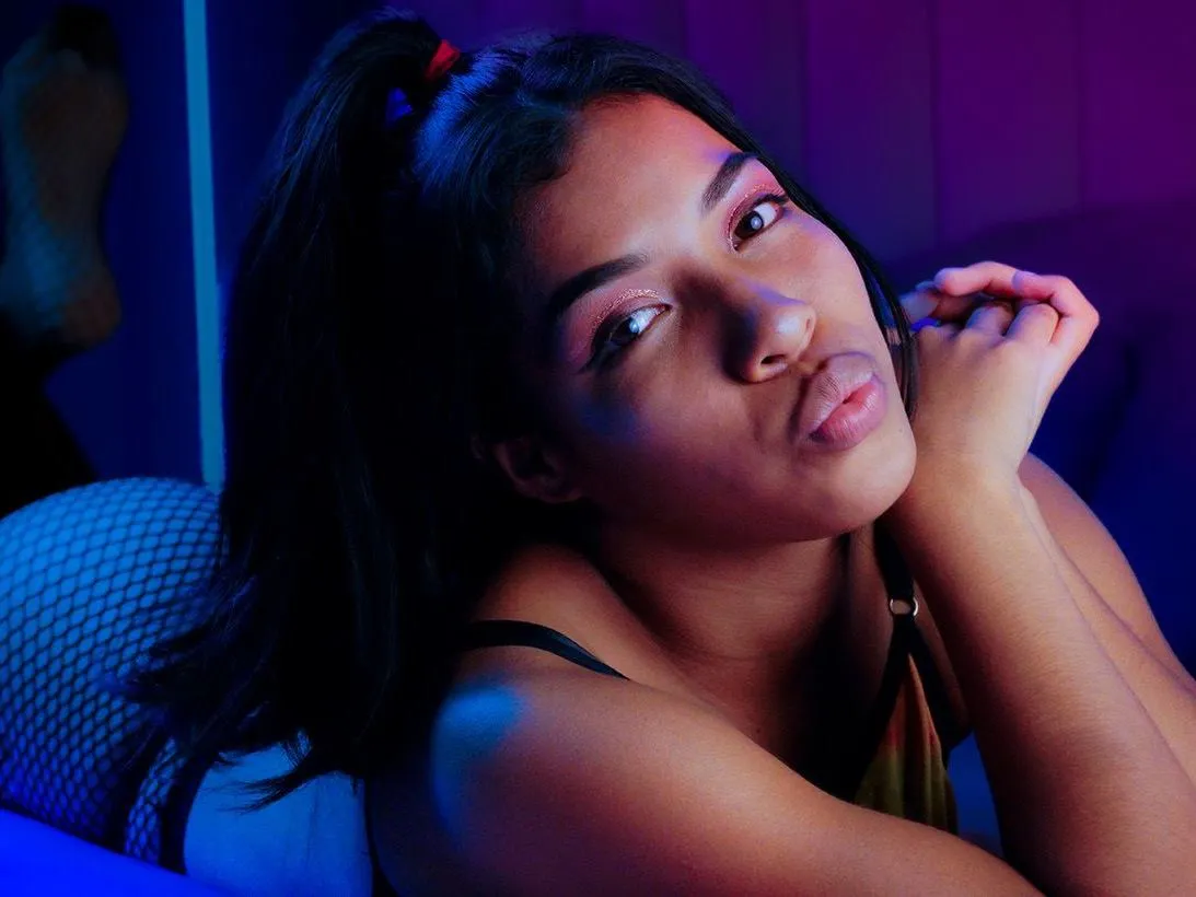 Divinebrunette19 cam model profile picture