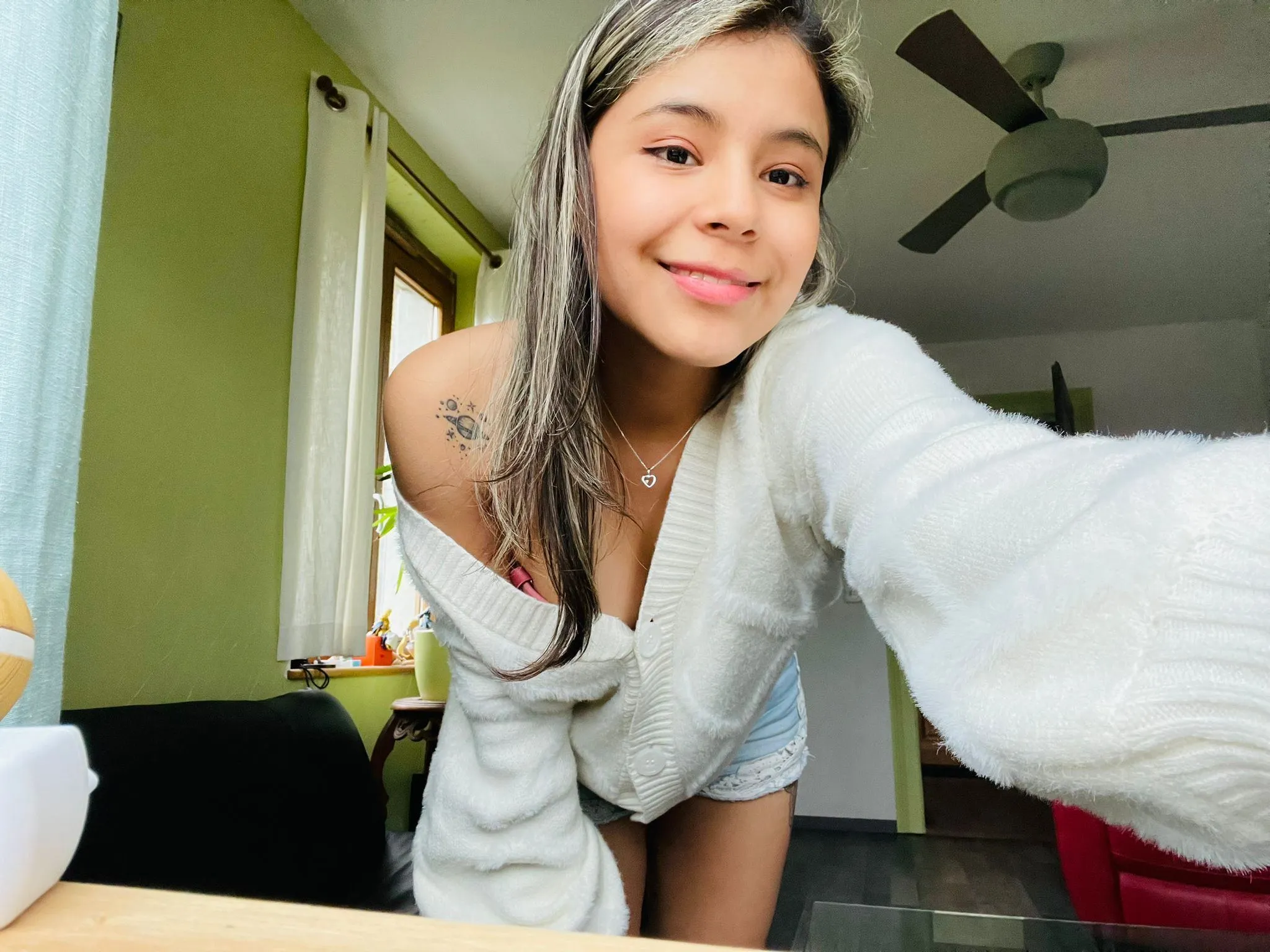 Alilaia immagine del profilo del modello di cam