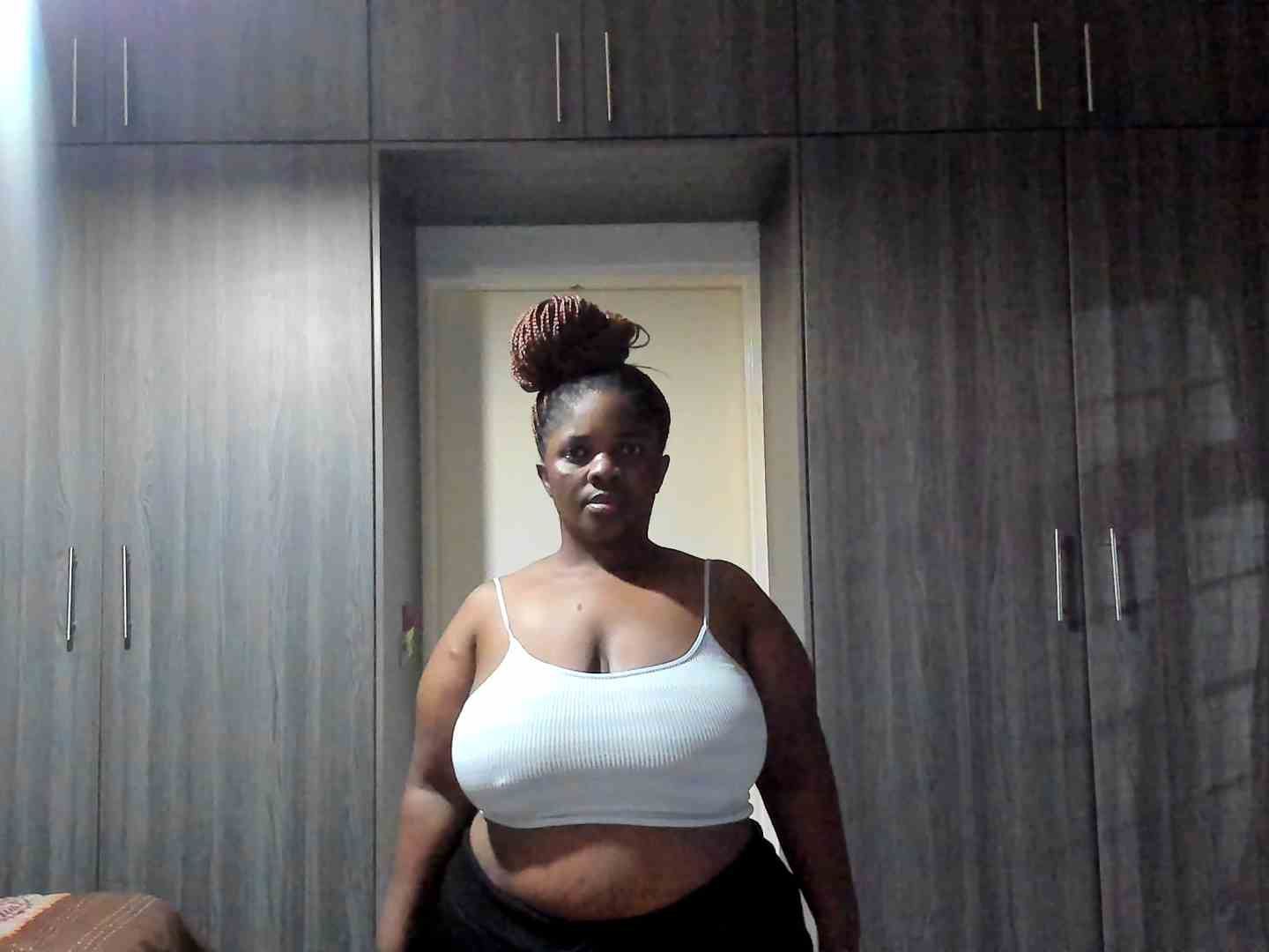 queenhips301 cam model profile picture 