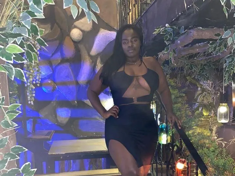 Imagen de perfil de modelo de cámara web de mikaelaallens69