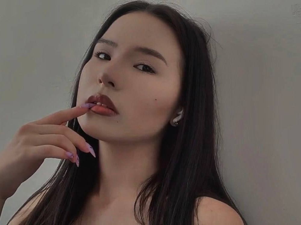 Allineedislovetonight profilbild på webbkameramodell