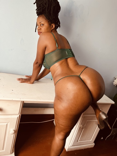 Performer NiceCurvyBooty Photo 4