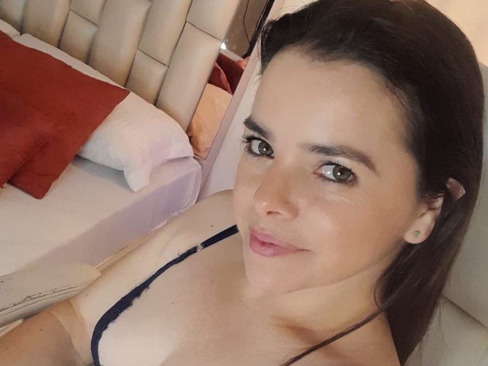 aliinastone profielfoto van cam model