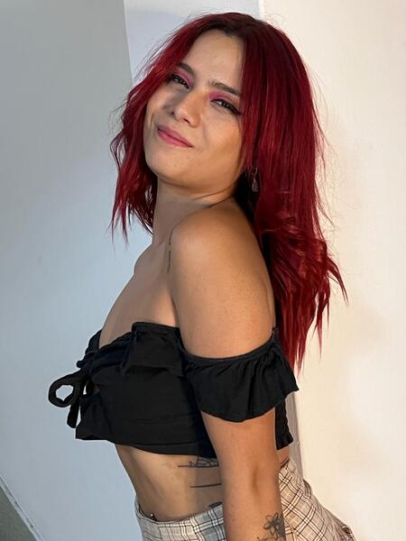 Performer LittleRed777 Photo 4