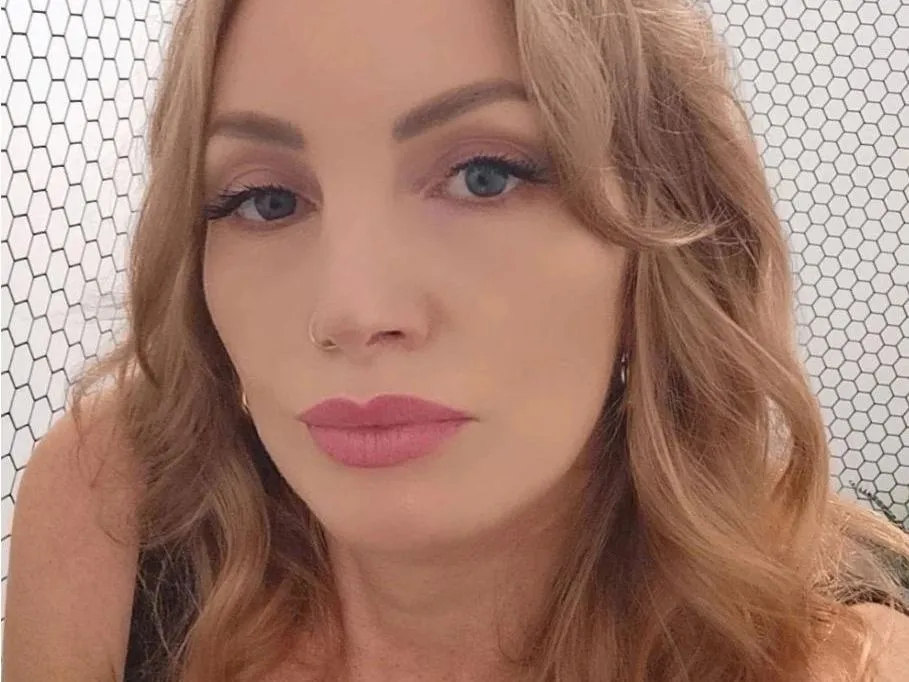 LorettaUK cam model profile picture