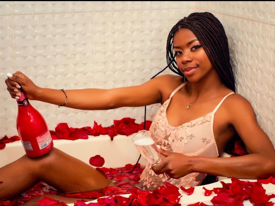 Imagen de perfil de modelo de cámara web de VioletYvette
