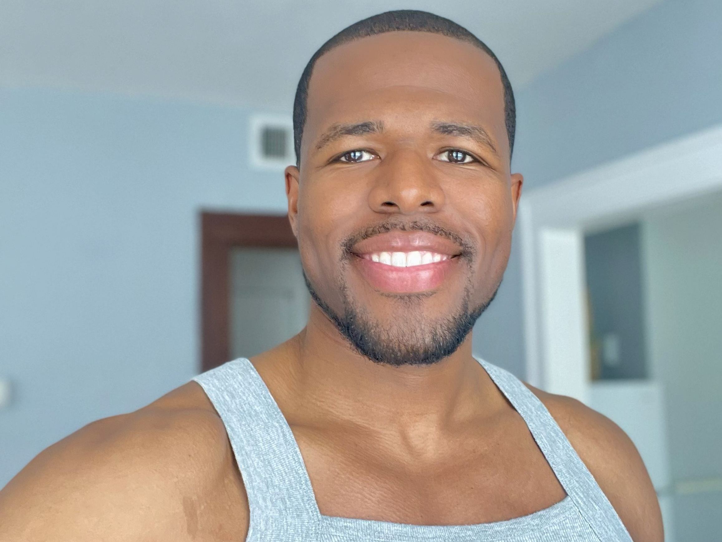 Jackedrasta profielfoto van cam model