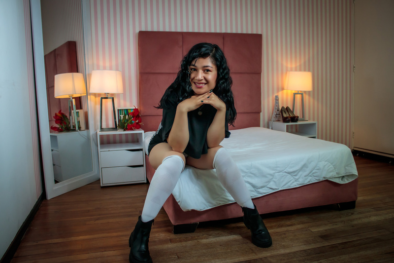 Performer Dakotathoompson Photo 10