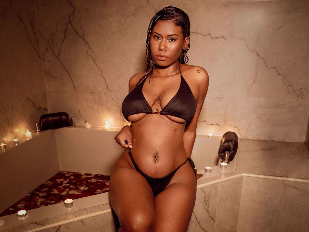 Imagen de perfil de modelo de cámara web de YulayJones