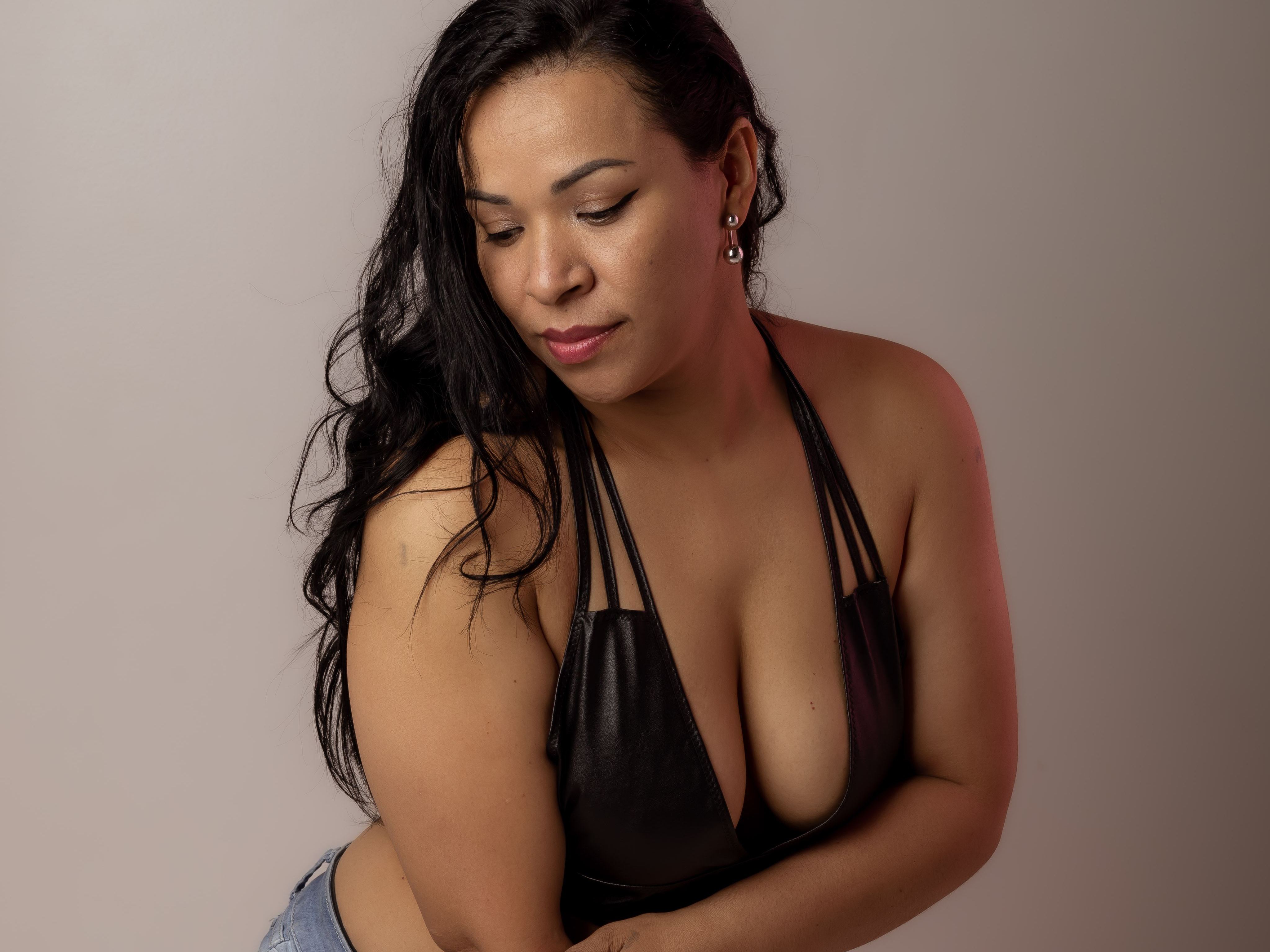 Imagen de perfil de modelo de cámara web de AgathaM