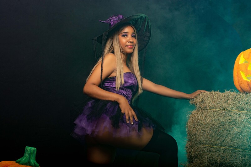 Performer EmilyYvonne Photo 4