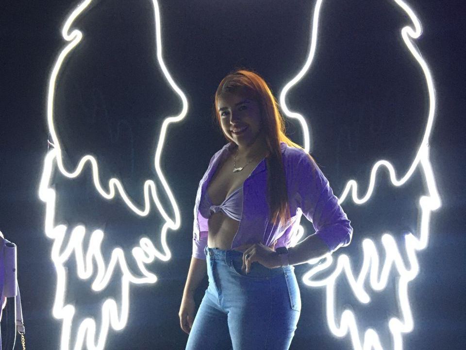 curvyandnatural cam model profile picture