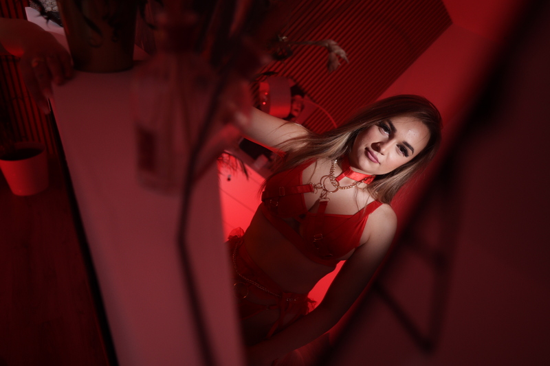 Performer HannahLowe Photo 9