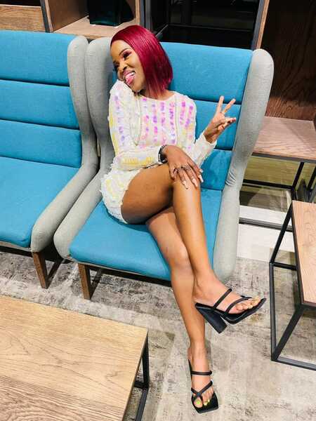 Performer petite31 Photo 4