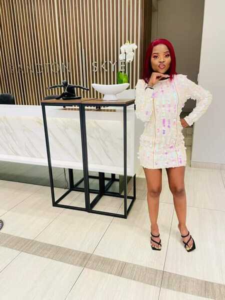 Performer petite31 Photo 2