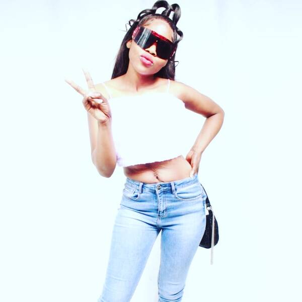 Performer petite31 Photo 3