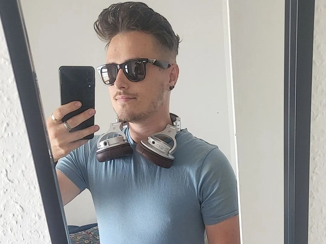 Image de profil du modèle de webcam HARDHORNYHARRY