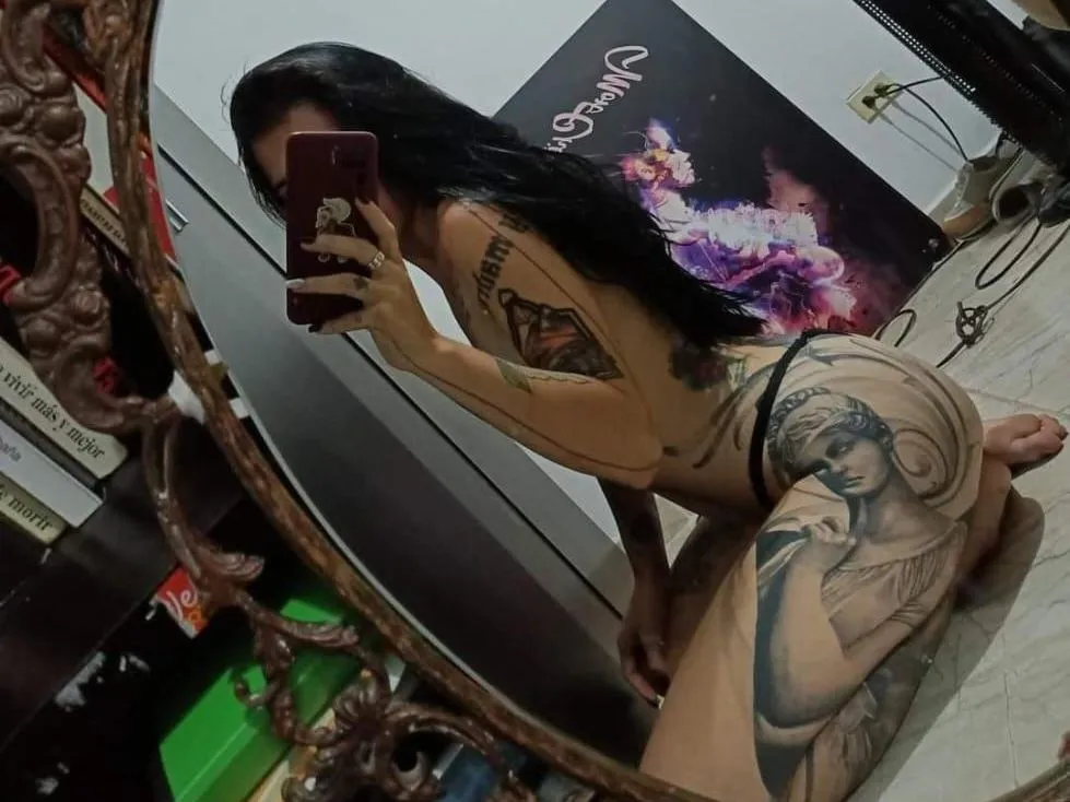 Image de profil du modèle de webcam HarmonyTrey