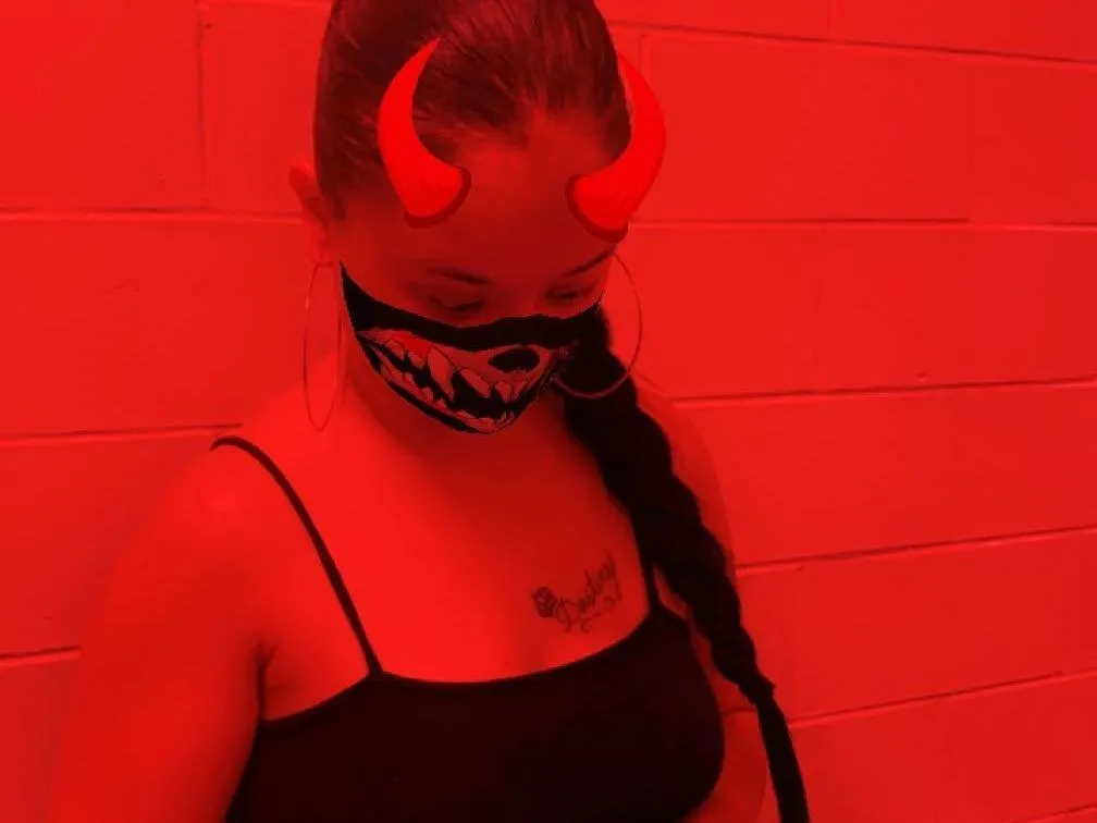 MidnightMami profilbild på webbkameramodell