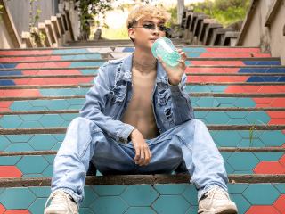 Profilbilde av Adriien19 webkamera modell