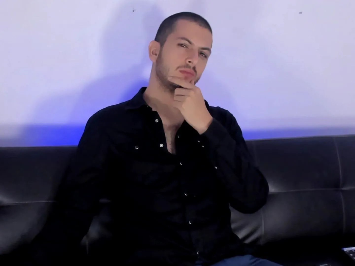 Imagen de perfil de modelo de cámara web de LonelyHotGuy22