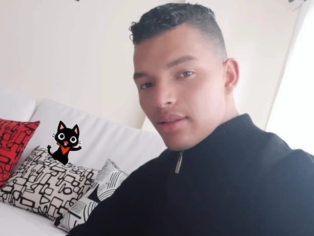 Imagen de perfil de modelo de cámara web de AlexanderRodriguezz