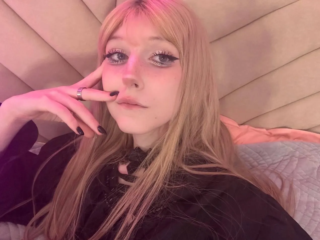 Image de profil du modèle de webcam Fl1rtyFrame