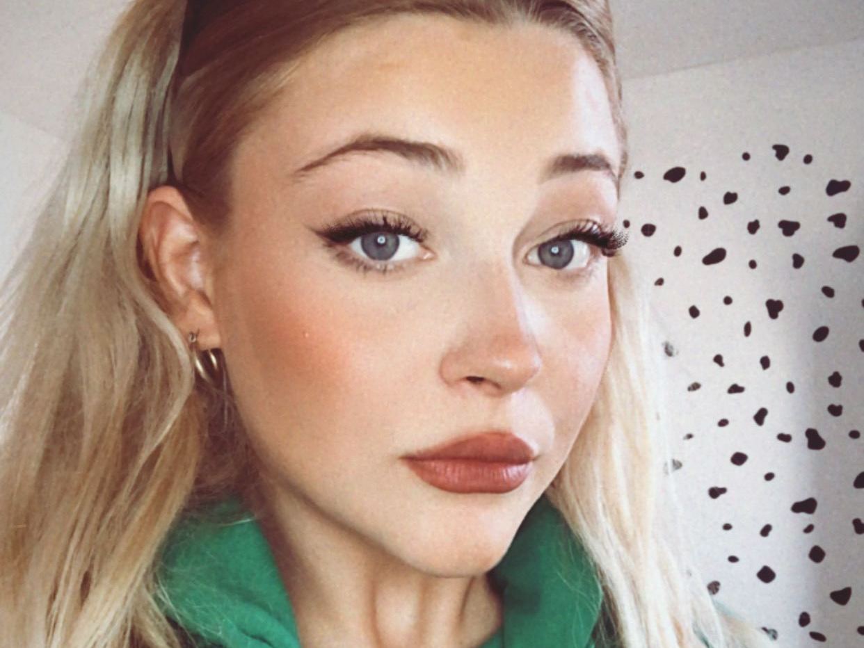 playfullola profilbild på webbkameramodell