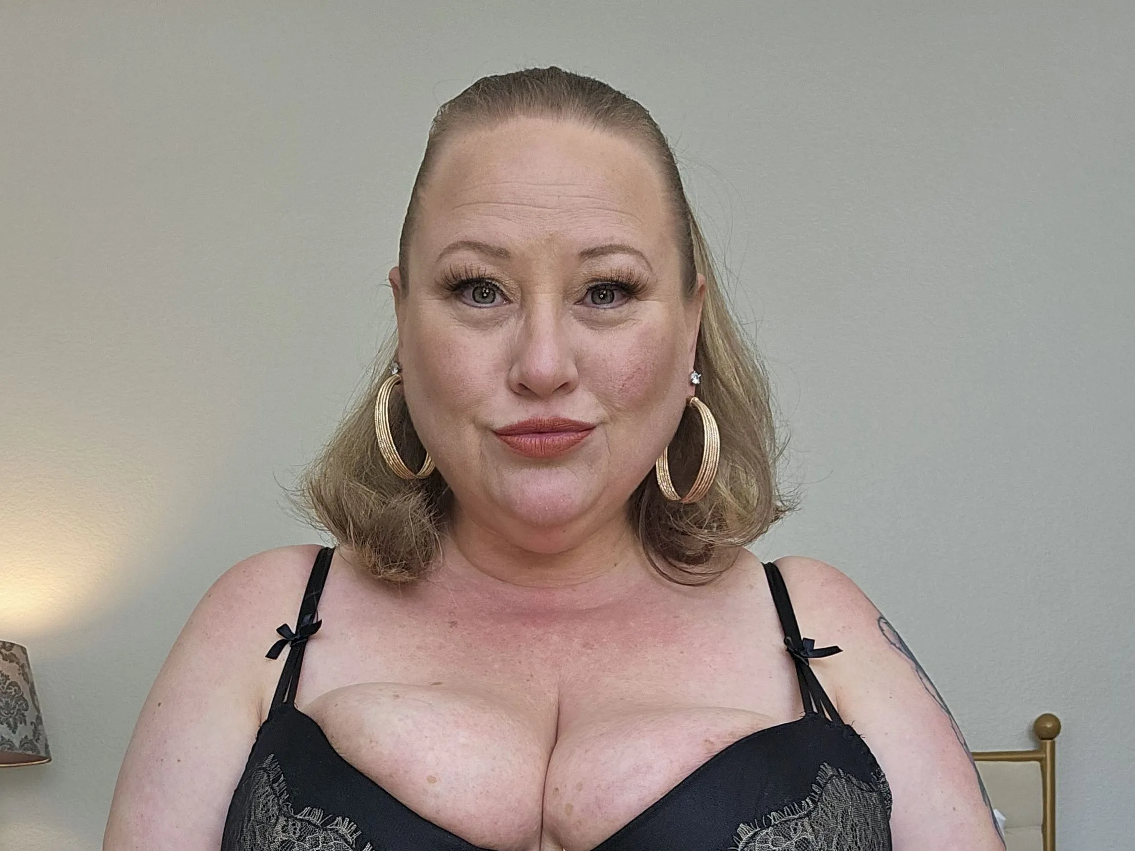 BustySiennaHills cam model profile picture