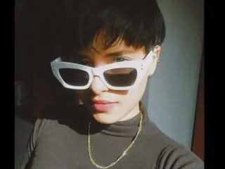 angelasmithy profilbild på webbkameramodell