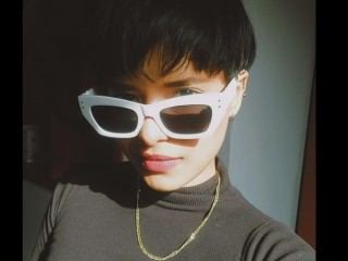 angelasmithy profilbild på webbkameramodell