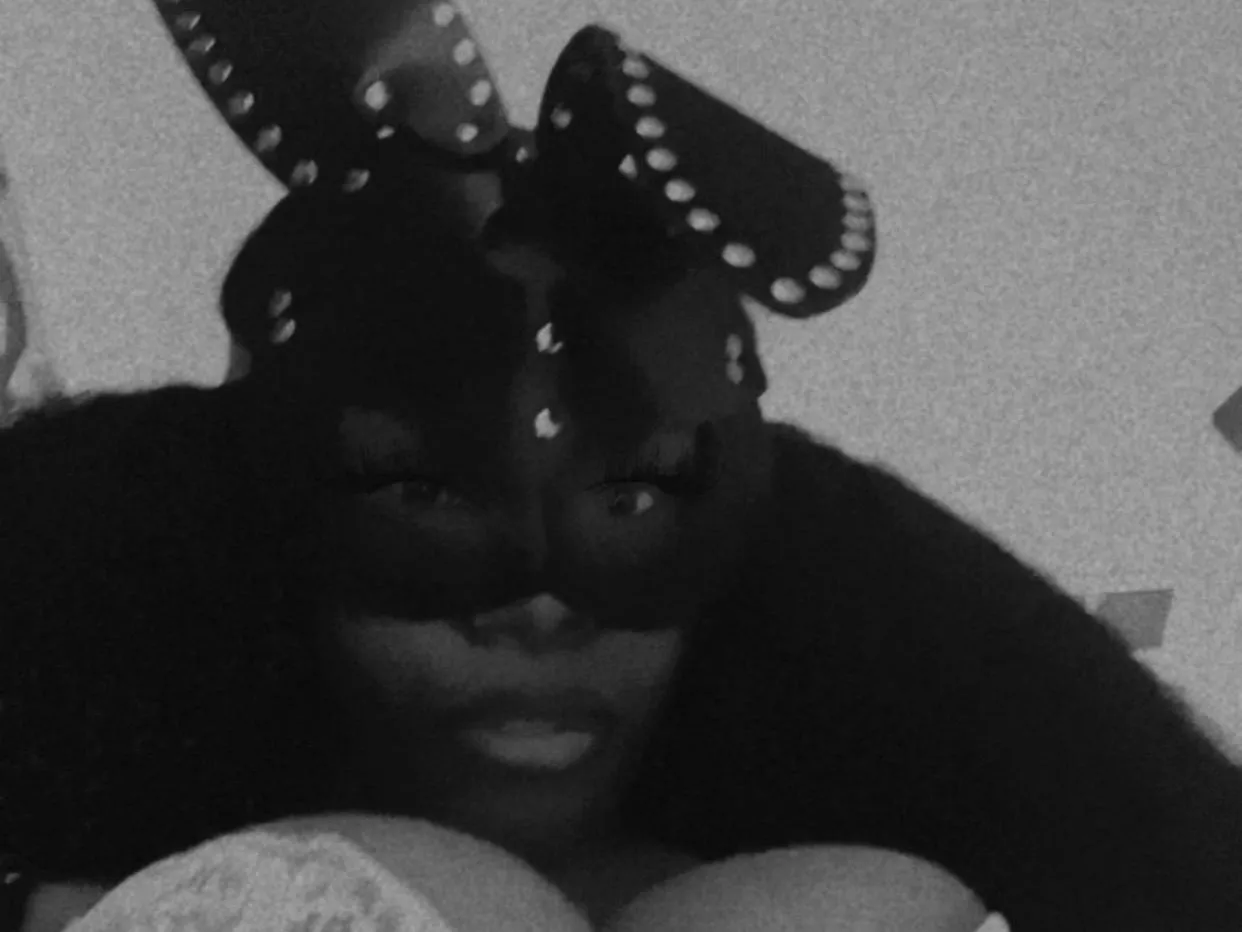 Imagen de perfil de modelo de cámara web de Mommii