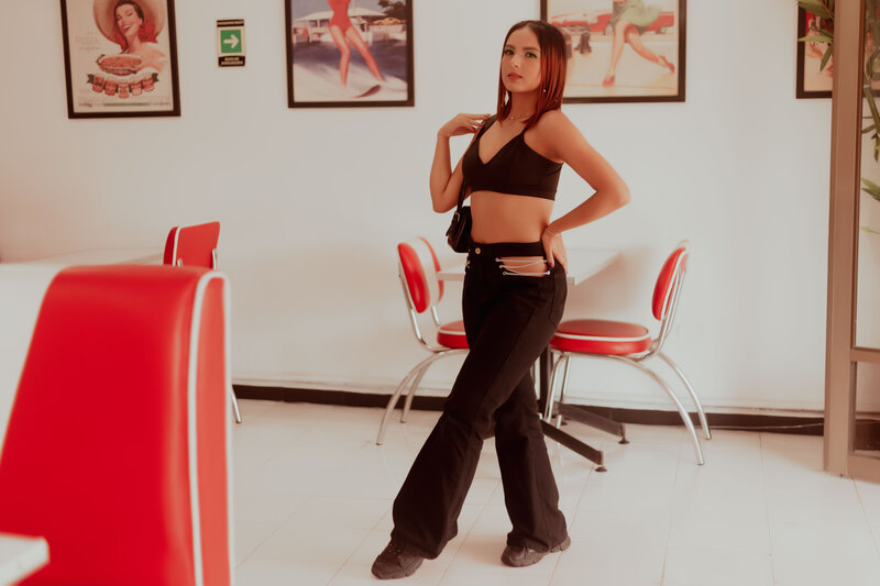 Performer SummerHolt Photo 11