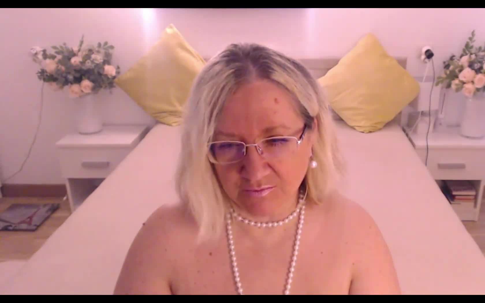 SweetCoryne on Live Sex Cam & Webcam Chat - RabbitsCams