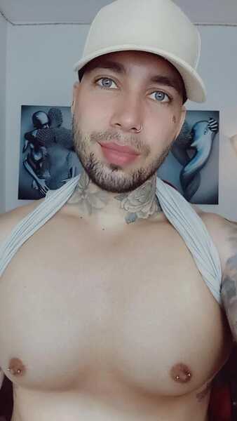 Performer hornylatinobigcock Photo 2