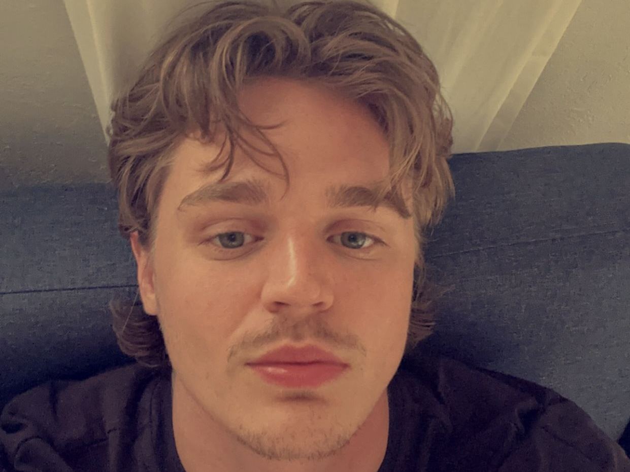 YoungTwunk24 profilbild på webbkameramodell 