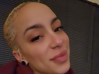 Image de profil du modèle de webcam PetiteQueenXOX