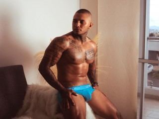 aron_strong profilbild på webbkameramodell