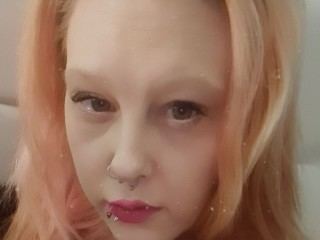SubmissiveKittyX cam model profile picture