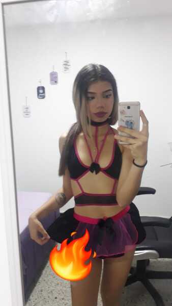 Performer DearLucy Photo 2