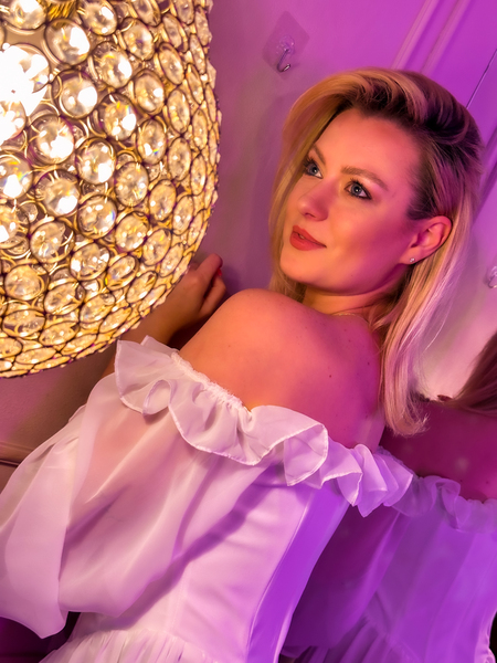 Performer AnaliaBright Photo 2