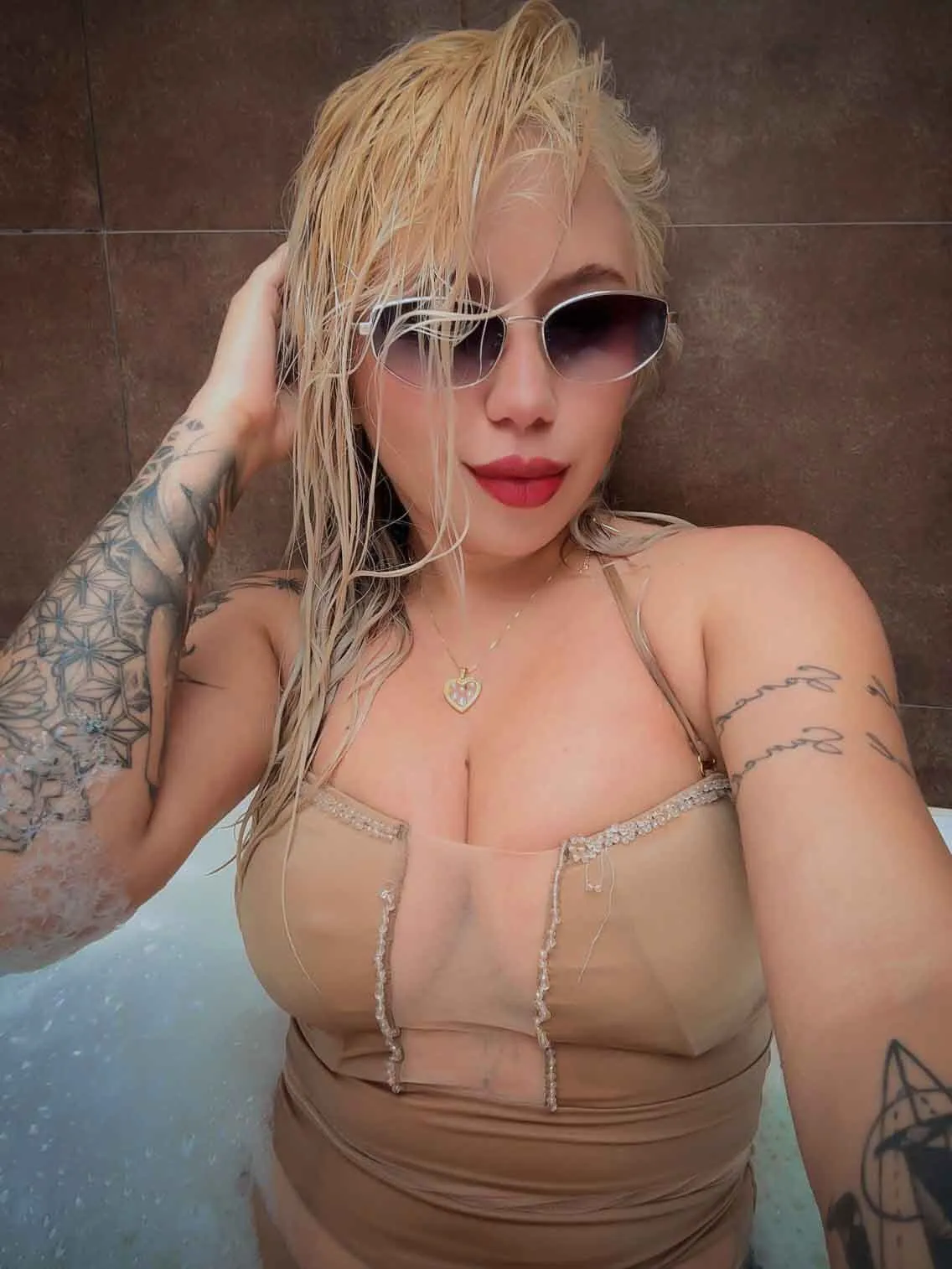 Performer ConstansBlonde Photo 1