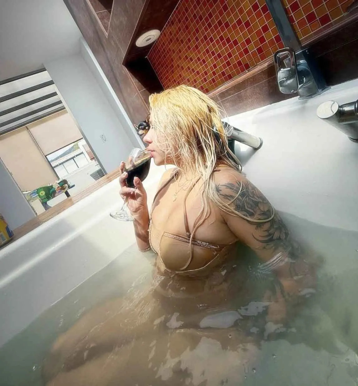 Performer ConstansBlonde Photo 8