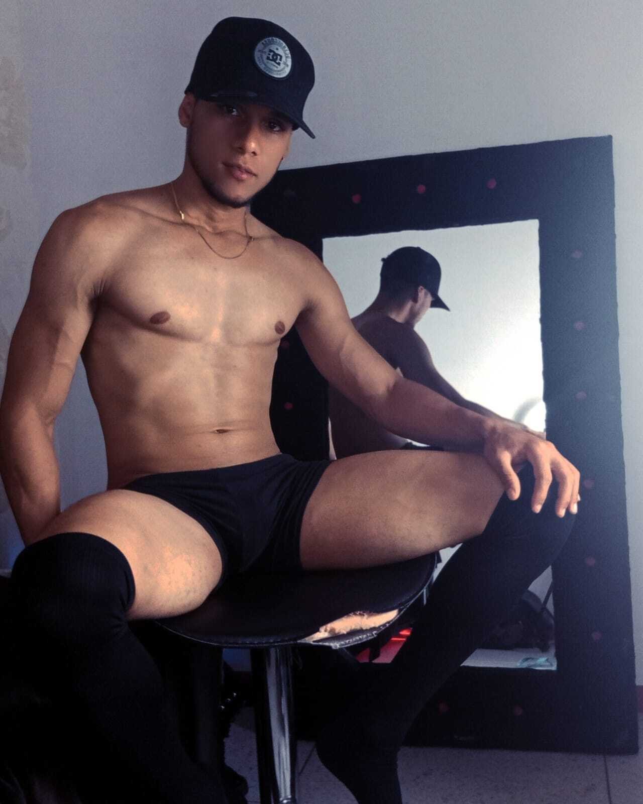 Performer AryJhomson777 Photo 6