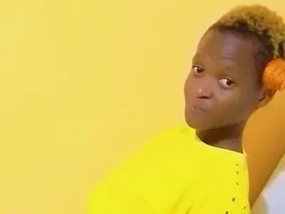 Petitegal profilbild på webbkameramodell