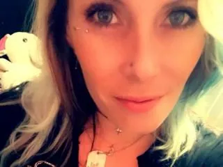 CalliiAllDayy profilbild på webbkameramodell