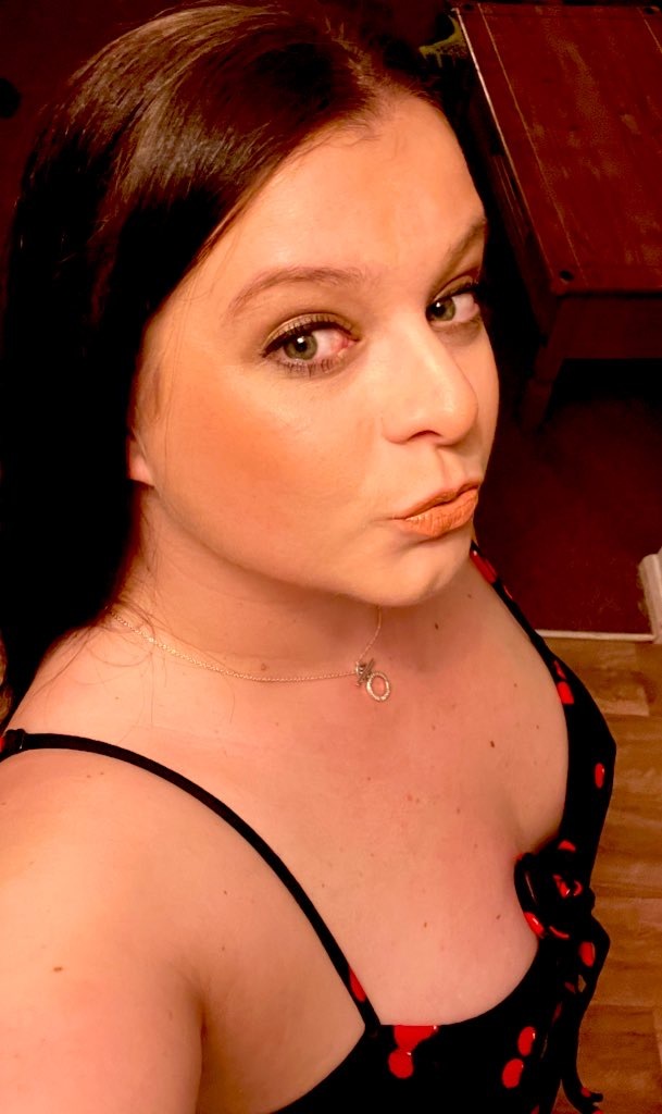 Performer NaughtyWifeUK Photo 6