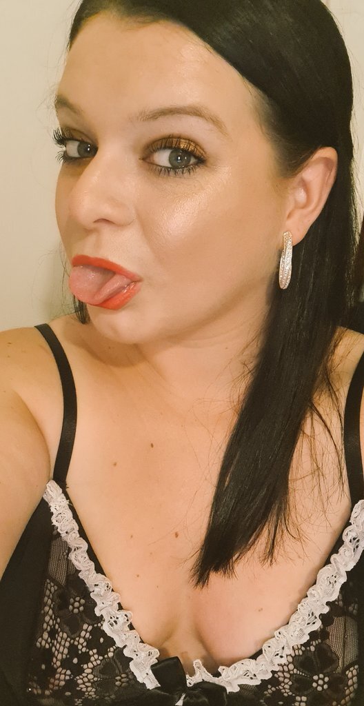 Performer NaughtyWifeUK Photo 3
