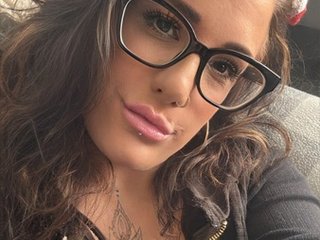 Image de profil du modèle de webcam BustyMilfTanya